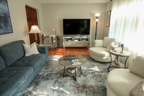 Smart TV, table tennis - Spacious 4BR Retreat with salt water pool & hot tub (Danville)