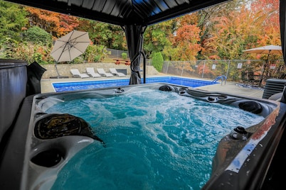 Spacious 4BR Retreat with salt water pool & hot tub