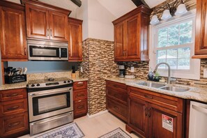 ثلاجة، ميكروويف، فرن، موقد طهي مسطح