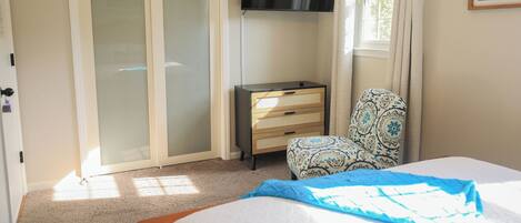 4 slaapkamers, een bureau, een strijkplank/strijkijzer, gratis wifi