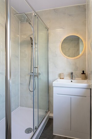 シャワー、ヘアドライヤー、タオル、トイレットペーパー