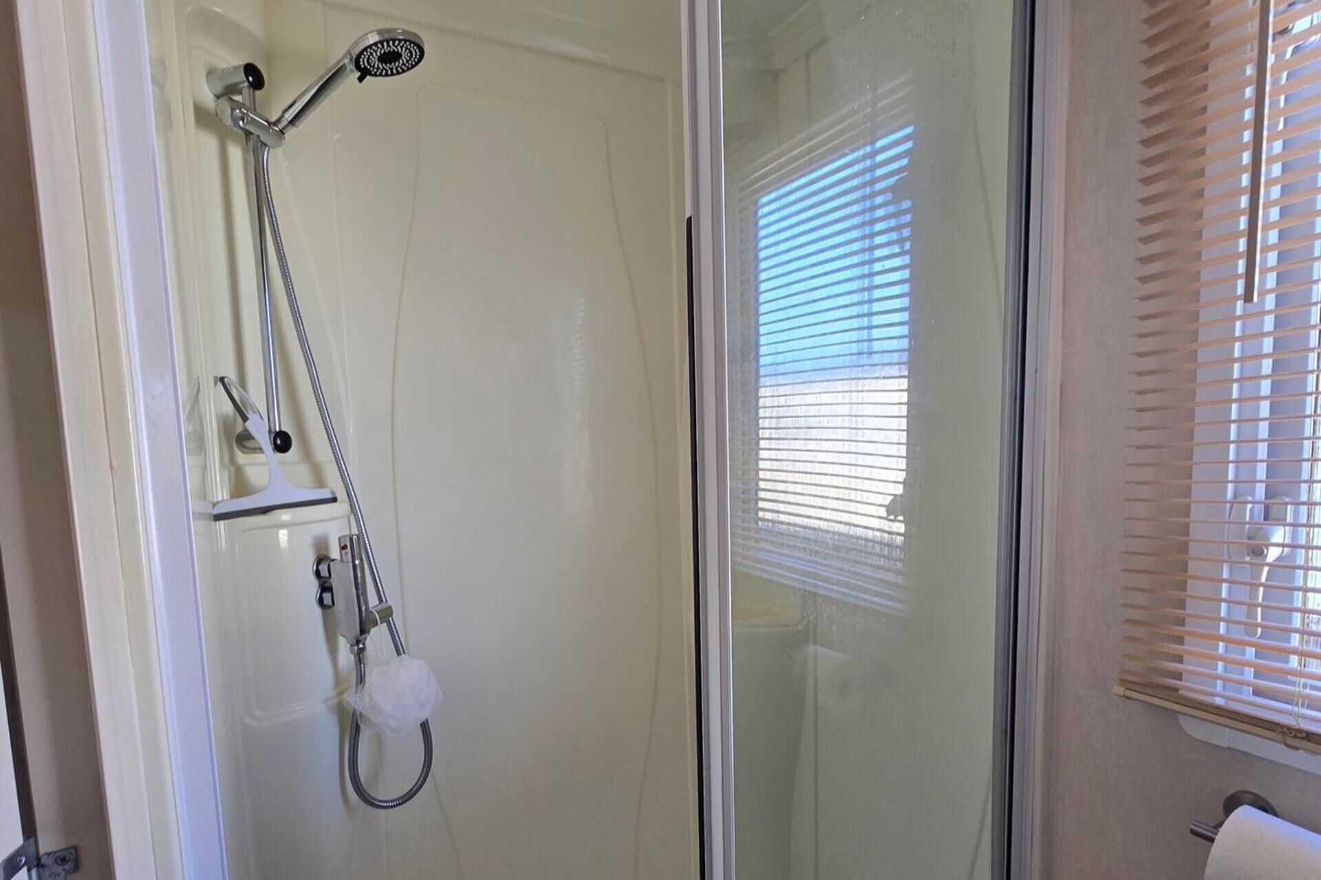 Een douche, handdoeken, toiletpapier