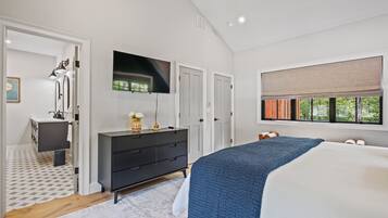 6 bedrooms, desk, iron/ironing board, travel crib