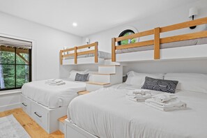 6 makuuhuonetta, työpöytä, silitysrauta/-lauta, vauvan matkasänky