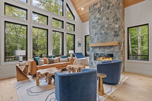 NEW!! ⛷ Walk to South Peak | 🛏 5BR Chalet | 🛁 Hot Tub | 🏋️ Gym | 🐾 Pets Ok!