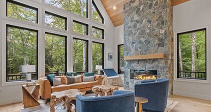 NEW!! ⛷ Walk to South Peak | 🛏 5BR Chalet | 🛁 Hot Tub | 🏋️ Gym | 🐾 Pets Ok!