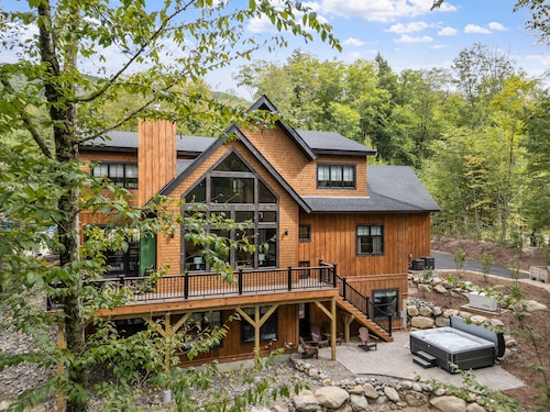 NEW!! ⛷ Walk to South Peak | 🛏 5BR Chalet | 🛁 Hot Tub | 🏋️ Gym | 🐾 Pets Ok!