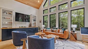 Smart TV, chimenea, videojuegos y oficina