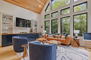 تلفزيون ذكي، مدفأة، ألعاب فيديو، مكتب