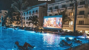3 座室外游泳池,開放時間為 07:00 至 19:00,提供泳池遮陽傘和日光浴躺椅
