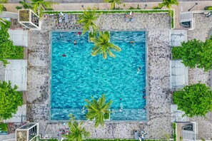 3 ulkouima-allasta avoinna 7.00–19.00, aurinkovarjoja, aurinkotuoleja