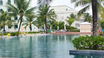 3 piscinas externas, funciona das 7h às 19h, guarda-sóis