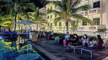 3 piscinas externas, funciona das 7h às 19h, guarda-sóis