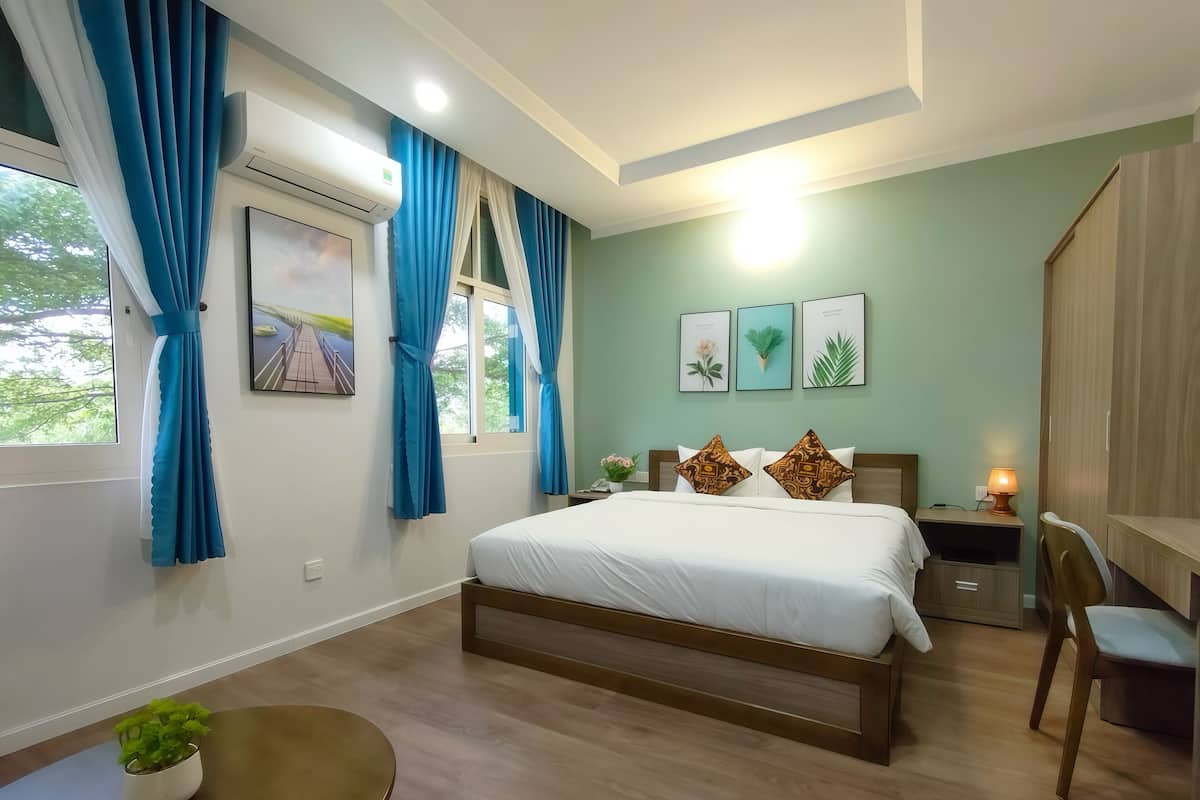 Desk, laptop workspace, iron/ironing board, free WiFi