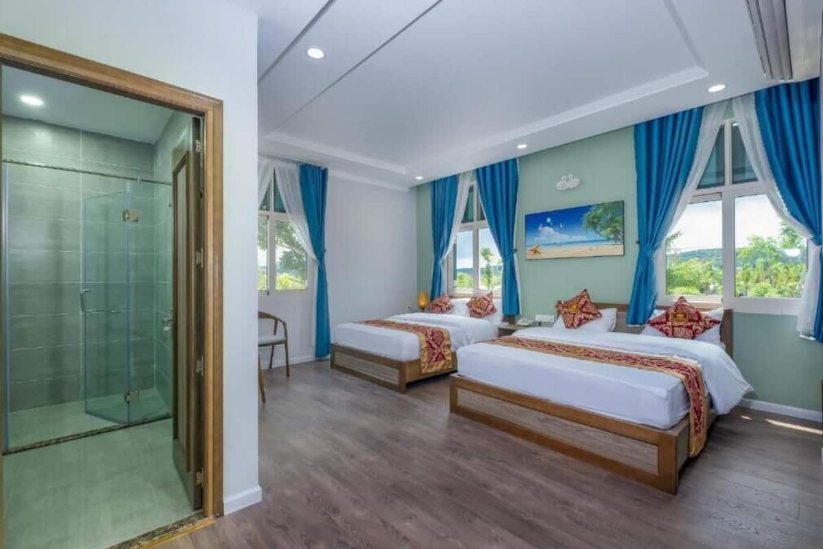 Superior Triple Room, Courtyard View | Desk, laptop workspace, iron/ironing board, free WiFi