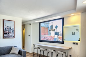 Escritorio, espacio para trabajar con laptop y wifi gratis