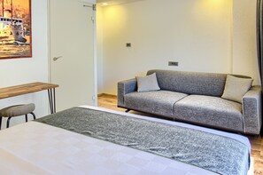 Comfort-Doppelzimmer | Schreibtisch, laptopgeeigneter Arbeitsplatz, kostenloses WLAN