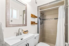 Douche, séchoir à cheveux, serviettes fournies, shampooing