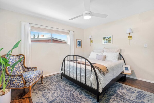 4 bedrooms, desk, travel cot, WiFi