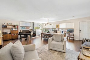 TV, fireplace