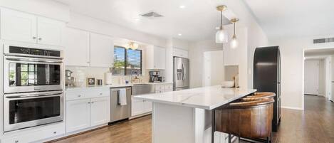 Køleskab, mikrobølgeovn, ovn, kogeplade