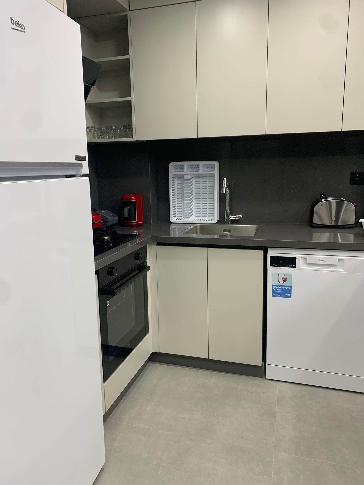 Kylskåp, mikrovågsugn, ugn och spishäll