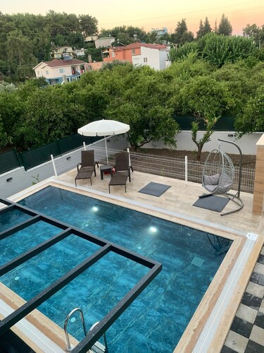 Stylish Villa with Private Pool, Garden & Jacuzzi – Near Beach