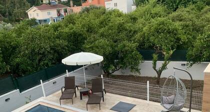 Stylish Villa with Private Pool, Garden & Jacuzzi â Near Beach