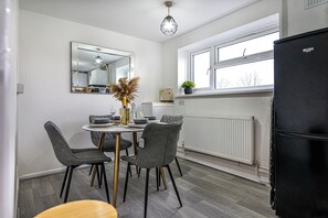 Dining - DenDuplex - Free Parking (Long Lawford)