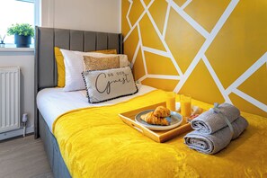 3 habitaciones, tabla de planchar con plancha, wifi y ropa de cama 