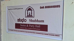 Eine Werbebandrolle für Shubham Suites & Party Hall, mit Kontaktdaten und Standortinformationen.