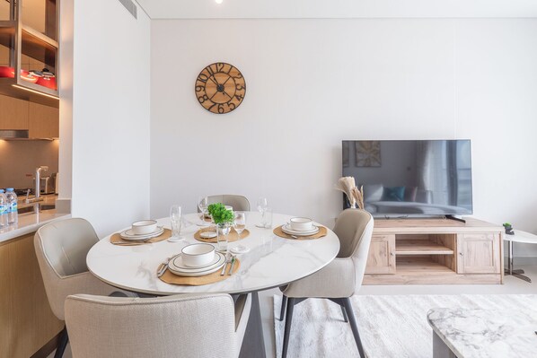 Apartment, 2 Bedrooms, City View | In-room dining