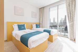 مكتب ومساحة عمل للكمبيوتر المحمول ومكواة/لوح كي وواي فاي مجانًا