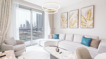 Leilighet – deluxe, 2 soverom, byutsikt | Oppholdsområde | En 65-tommers smart-TV med digitale kanaler