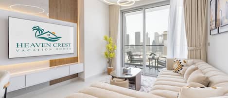 ลักซ์ชัวรี่อพาร์ทเมนท์, 2 ห้องนอน, ปลอดบุหรี่, วิวเมือง | บริเวณนั่งเล่น | สมาร์ททีวี 65 นิ้ว พร้อมช่องดิจิตอล