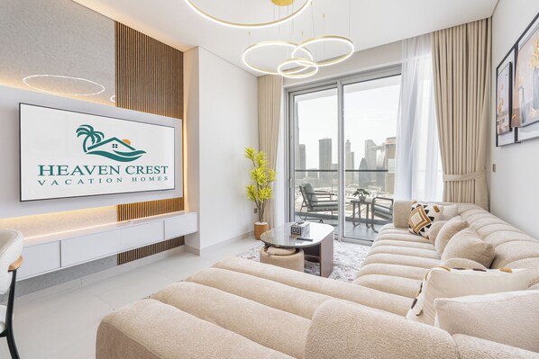 Apartamento de lujo, 2 habitaciones, no fumadores, vistas a la ciudad | Zona de estar | Smart TV de 65 pulgadas con canales digitales