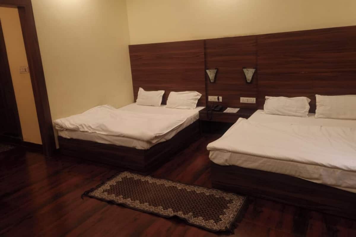 Family Room | Desk, laptop workspace, free WiFi