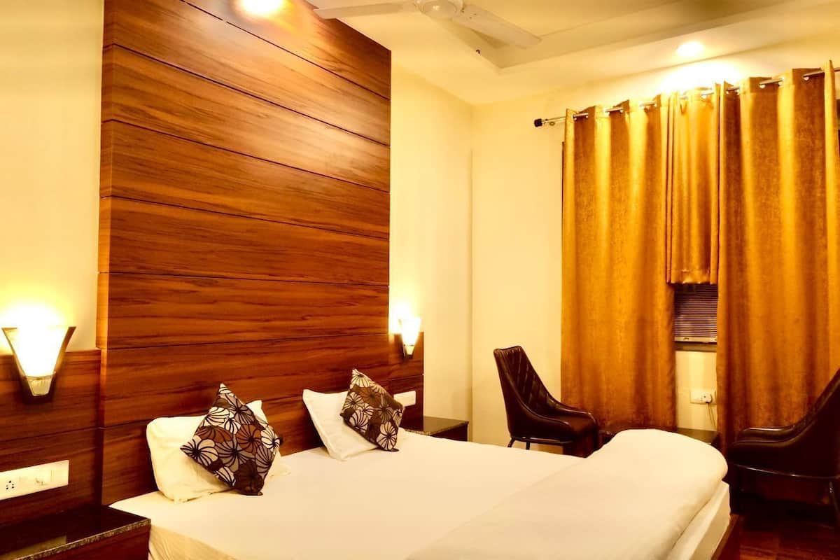Deluxe Room | Desk, laptop workspace, free WiFi