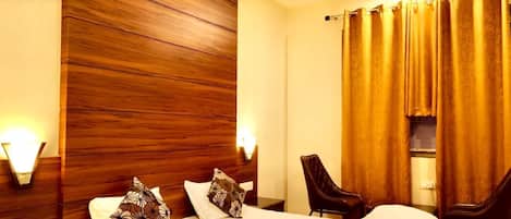 Quarto luxo | Escrivaninha, espaço de trabalho para notebook, Wi-Fi de cortesia