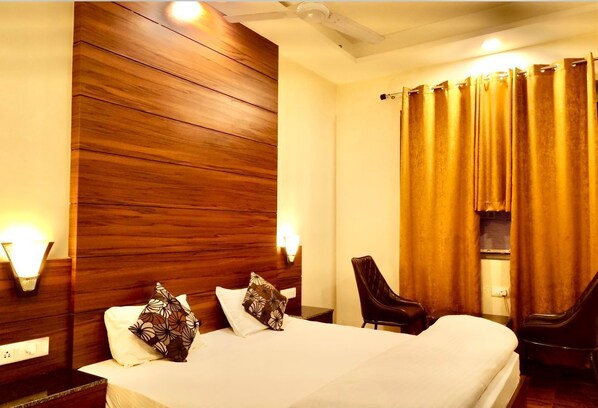 Deluxe kamer | Een bureau, een laptopwerkplek, gratis wifi