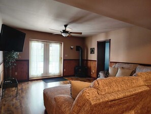 TV, peis, bøker og stereoanlegg