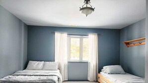 4 slaapkamers, een bureau, een strijkplank/strijkijzer, wifi