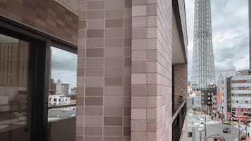 Suite familiar, balcón, vistas a la ciudad | Escritorio, espacio para trabajar con un portátil, wifi gratis