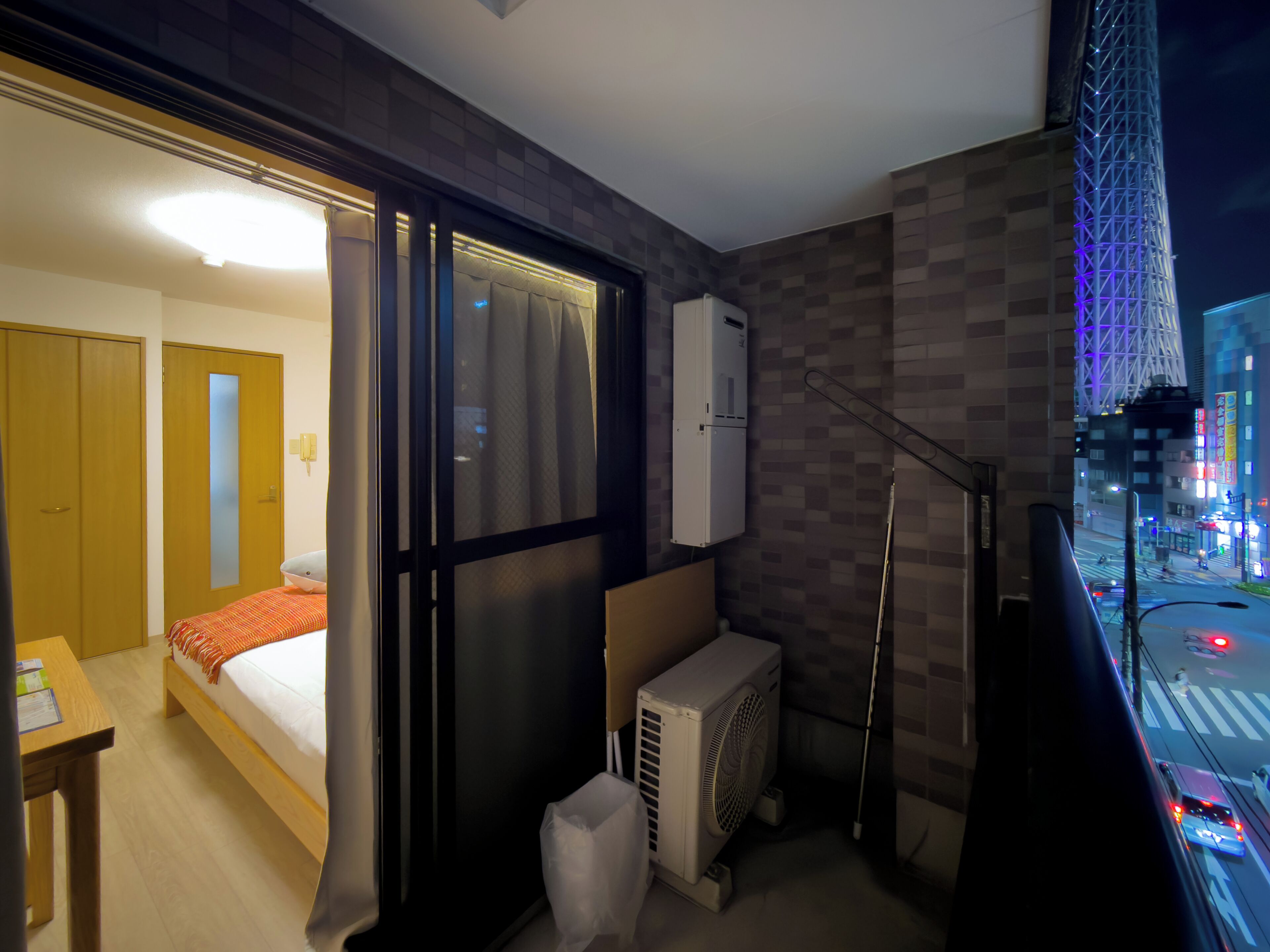 クラシック ダブルルーム バルコニー シティビュー | デスク、ノートパソコン用作業スペース、WiFi (無料)