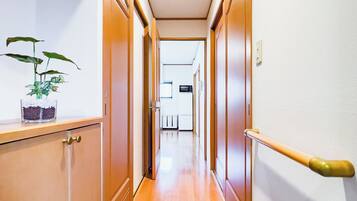 Suite familiar, balcón, vistas a la ciudad | Escritorio, espacio para trabajar con un portátil, wifi gratis