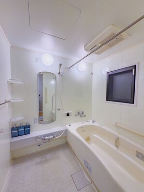 Familien-Suite, Balkon, Stadtblick | Badezimmer
