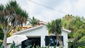 A modern house with a white exterior, black shutters, and a sloped roof. - Casa Marguerite by Rentallido - Hammam & gymnasium (Caniço)