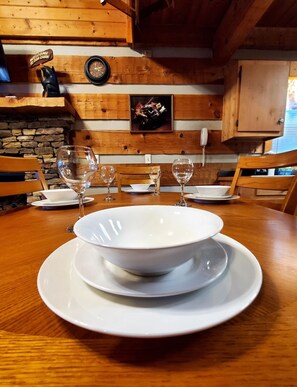 Signature Cabin, 3 Bedrooms, Non Smoking, Patio | In-room dining