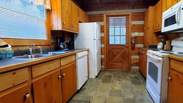 Hytte – signature, 3 soverom, ikke-røyk, terrasse | Eget kjøkken | Kjøleskap, mikrobølgeovn, ovn og kokeplater
