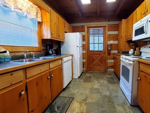 Signature Cabin, 3 Bedrooms, Non Smoking, Patio | Private kitchen